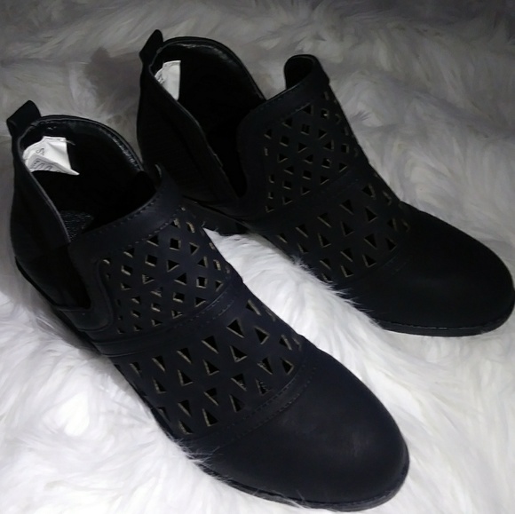 🚨Last Pair 🆕 Black Laser Cut Bootie - Picture 5 of 7